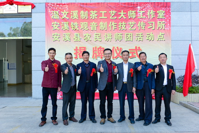 农民讲师团代表与党校领导合影_调整大小.jpg